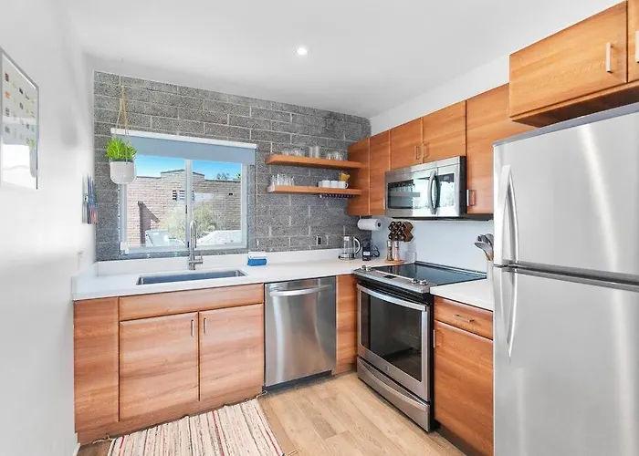 Apartment Walkable Dtph W/ Pool And Parking *