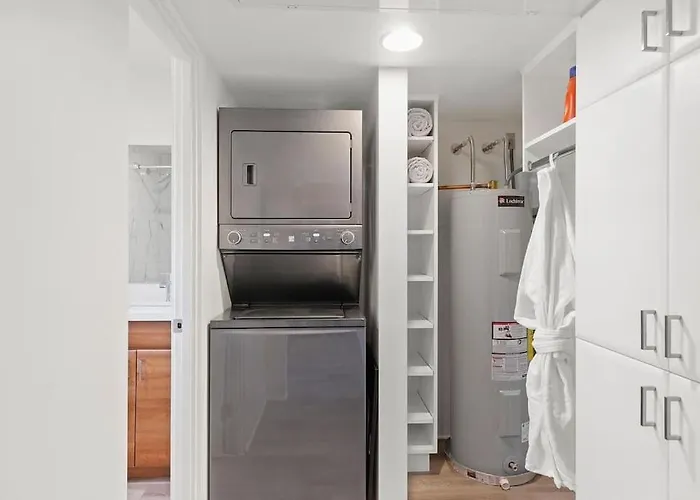 Walkable Dtph W/ Pool And Parking Apartment