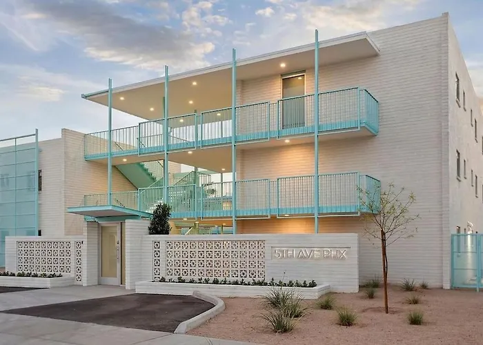 Apartment Walkable Dtph W/ Pool And Parking