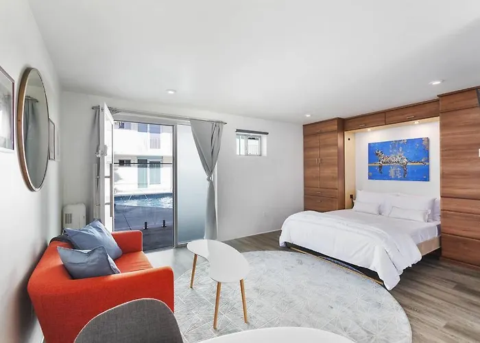 Walkable Dtph W/ Pool And Parking Apartment