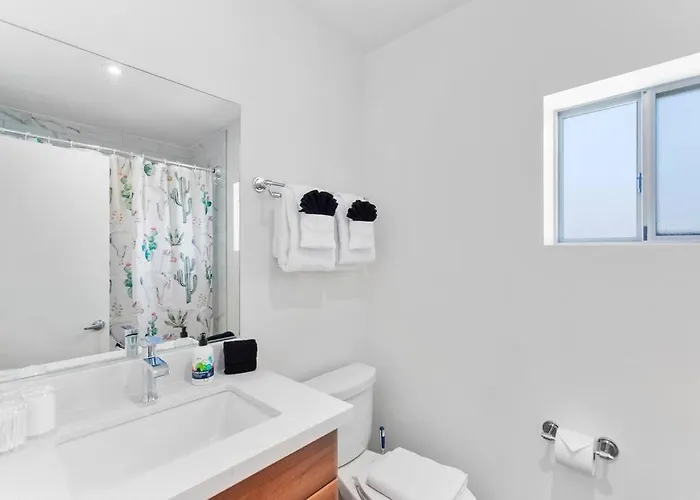 Walkable Dtph W/ Pool And Parking Apartment *
