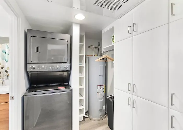 Walkable Dtph W/ Pool And Parking Apartment