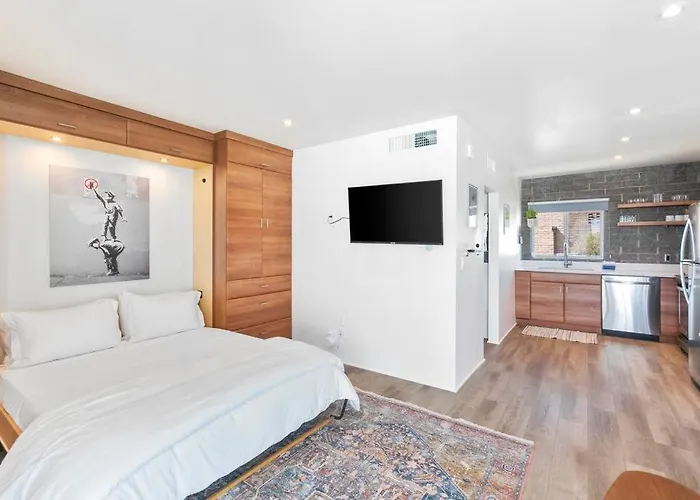 Walkable Dtph W/ Pool And Parking Apartment *