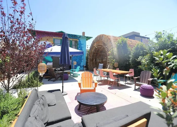 Walkable Dtph W/ Pool And Parking *